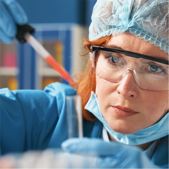 Bióloga trabalhando no laboratório de análises clínicas